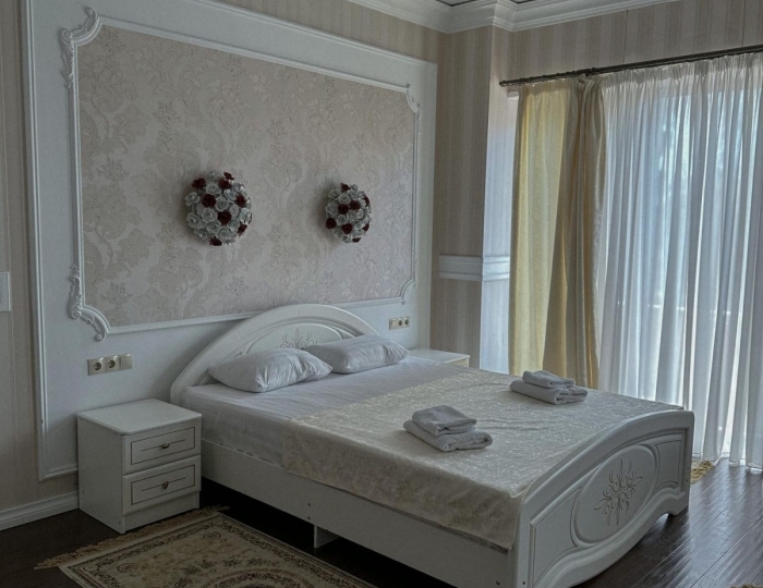 Номер полулюкс с 1 двуспальной кроватью - Отель «Каракас» Сухум